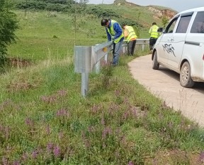 青海尖扎縣波形護欄安裝施工完成